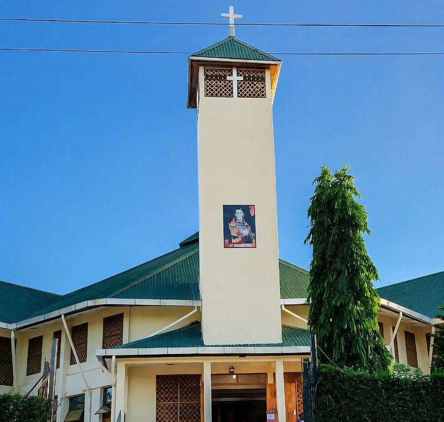 Kanisa la Mt. Bonaventura, Kinyerezi: mnara wa kengele wenye msalaba na picha ya Mt. Bonaventura